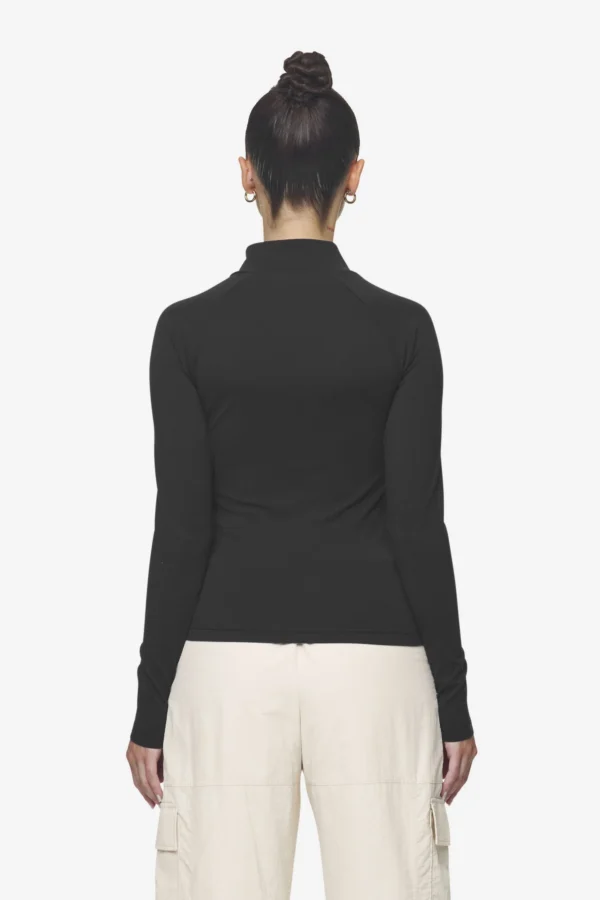 pegador-maria-zip-black-longsleeve-4